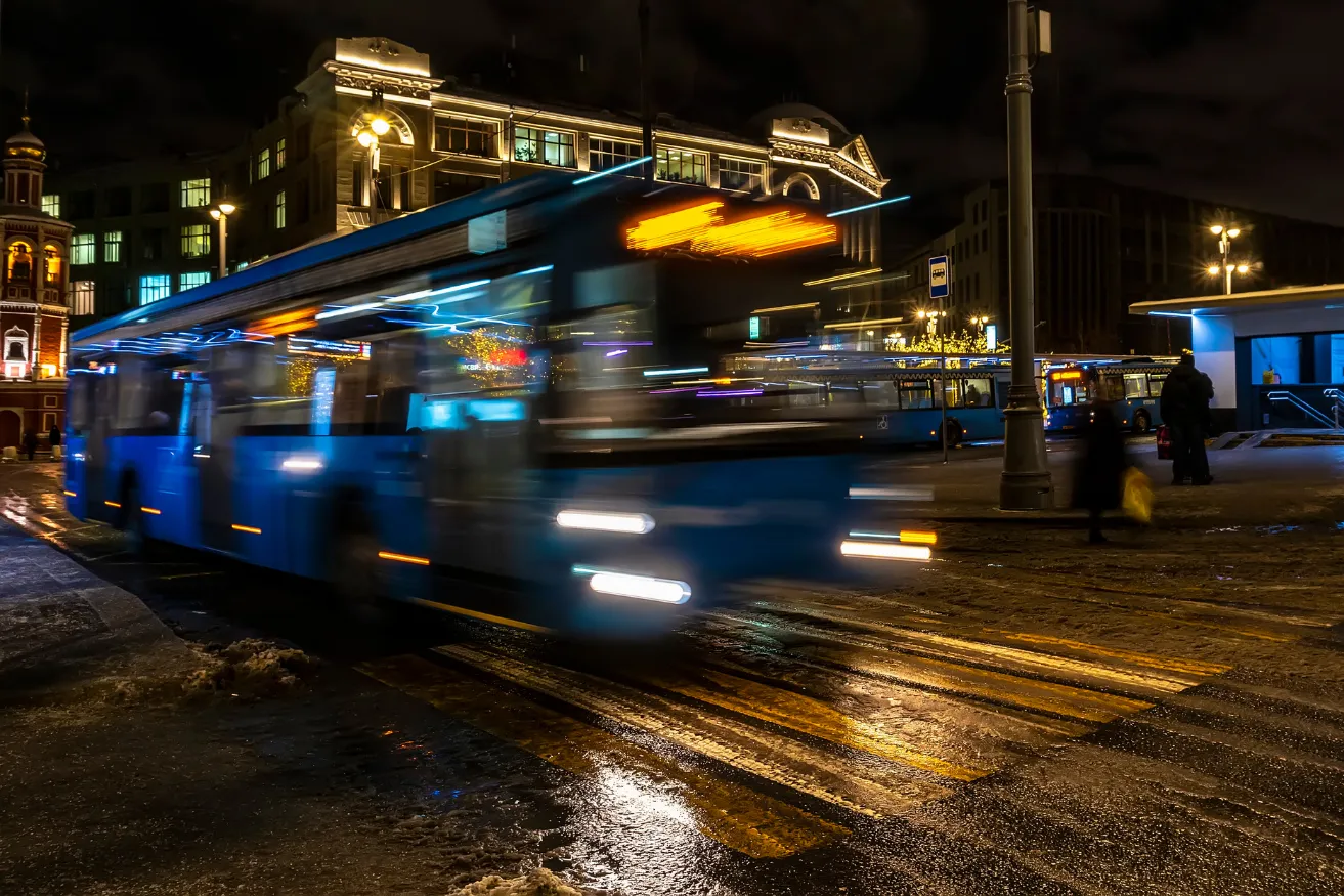 Stadsbuss under natten