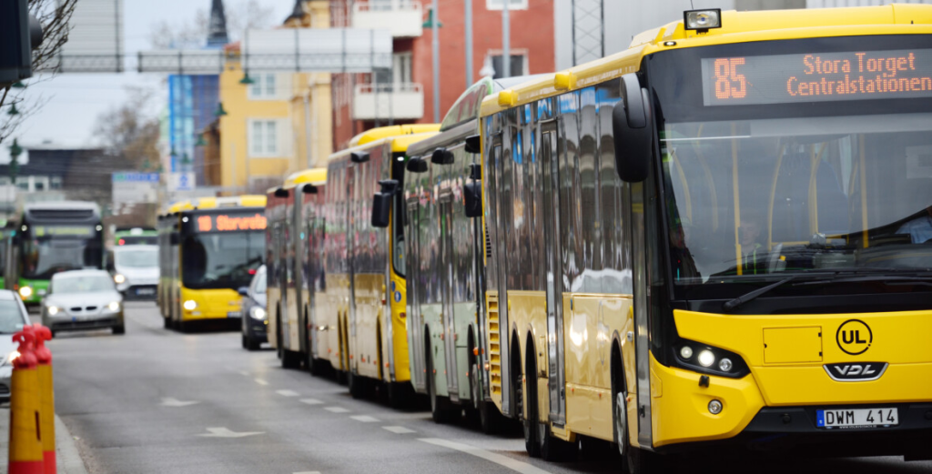 gula bussar i stadsmiljö