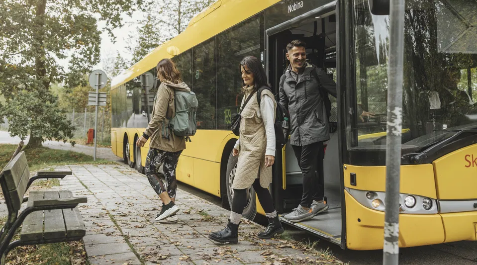 människor går av en gula buss