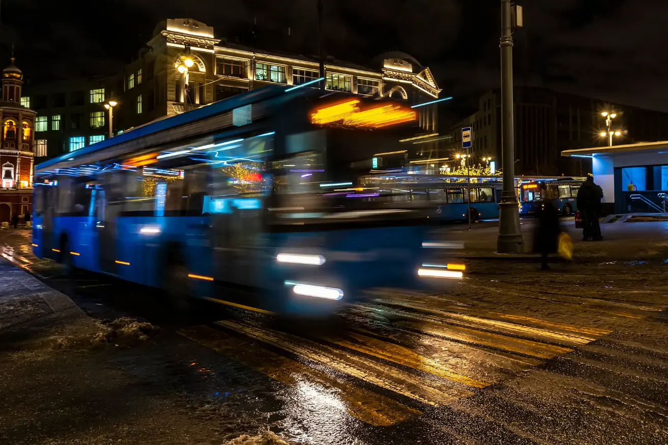 Stadsbuss i natten