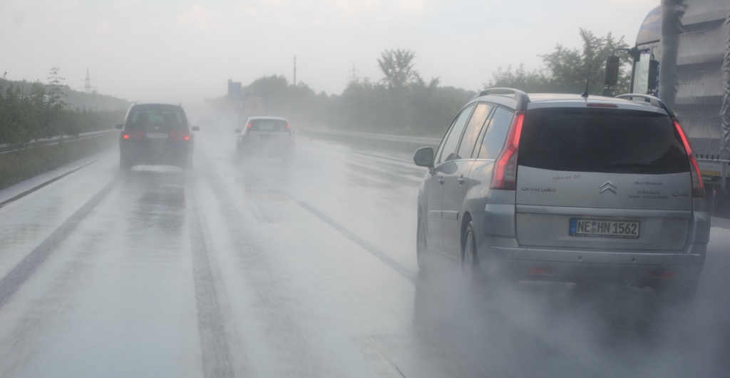 vattenplaning motorväg